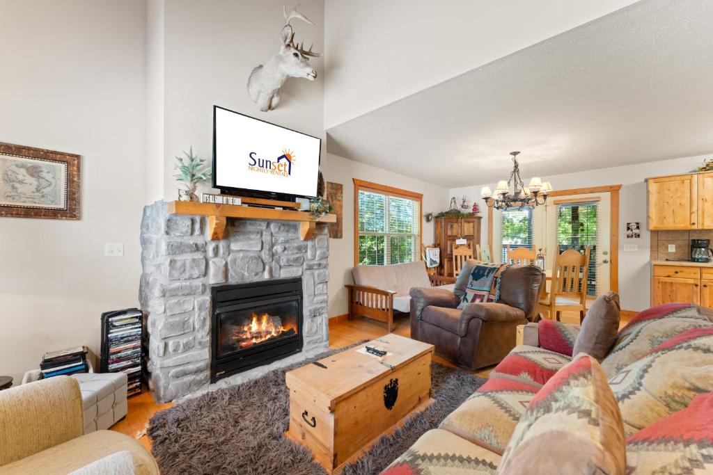 SBL103A -Magnolia Moon cabin, Branson West