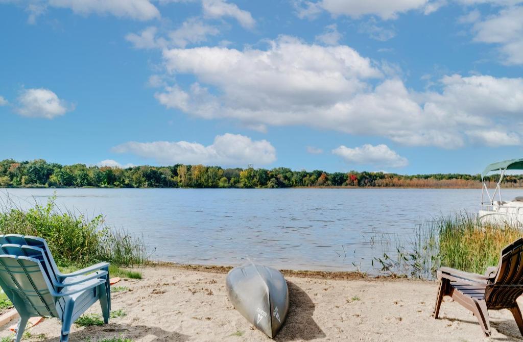 Lakefront Orion Twp Home with Fire Pit and Kayak!, Gingellville