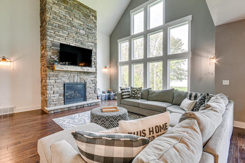 Steps From Oneida Lake Spacious Gem with Game Room!, Cicero