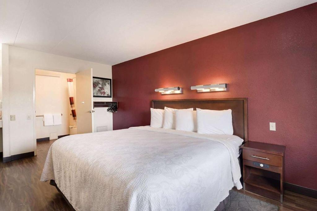 Super 8 by Wyndham Deerfield - Northbrook, Deerfield