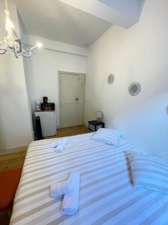 Chez Augustin, chambre confortable en plein coeur de ville - 3