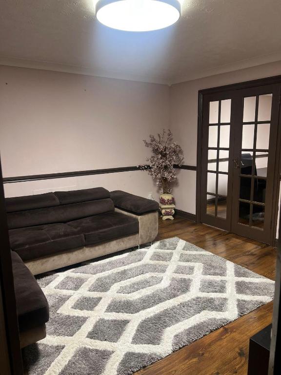 3-Bed House - Sleeps 6 Parking & Garden, Grays Thurrock