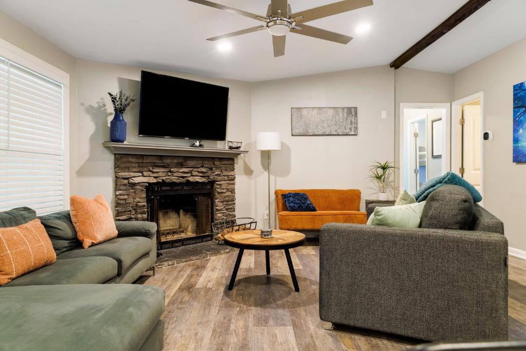 Franklin 4BR Escape, BBQ, Fire Pit, Sleeps 15, Franklin