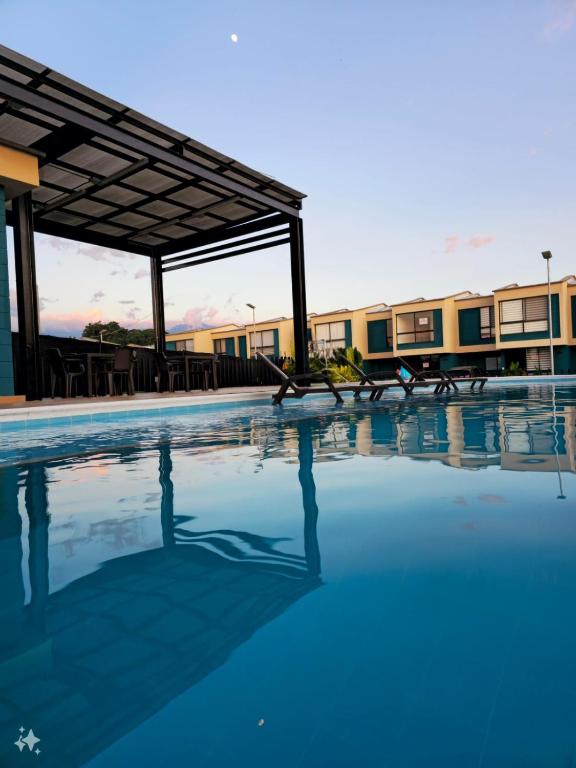 Casa vacacional de 3H a 2 m del aeropuerto El Edén en Tebaida, Quindío, con piscina y excelente ubicación - 3