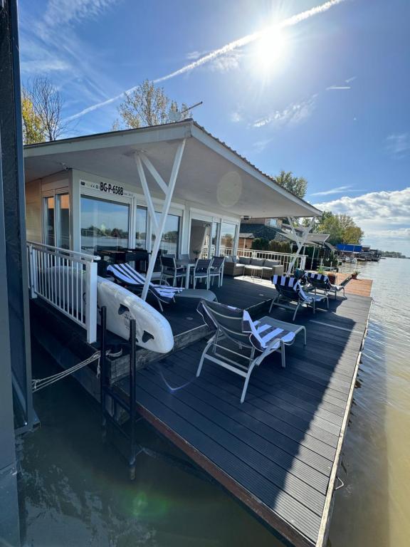 Beautiful houseboat on the Sava river - 2