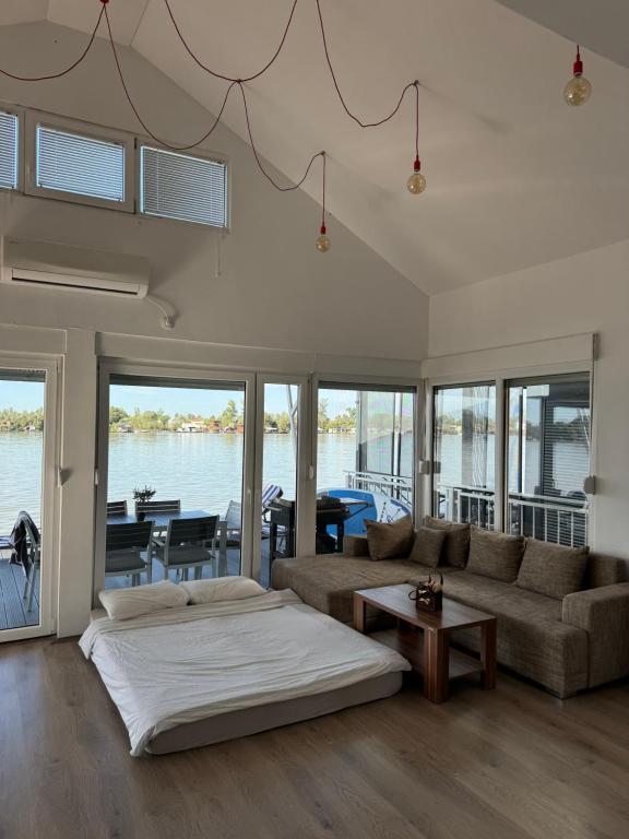 Beautiful houseboat on the Sava river - 5