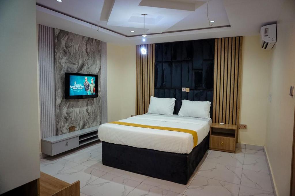 Glitters Apartment, Ginda