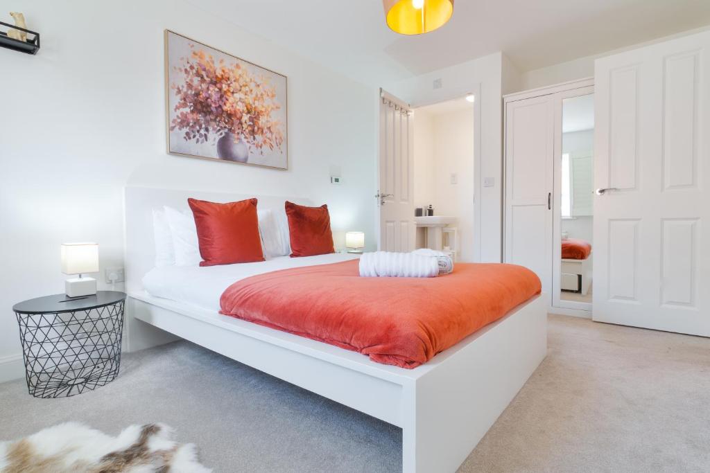 Modern Spacious House with Free Parking & Garden - Sleeps 6 - Perfect for Contractors & Families, Canterbury