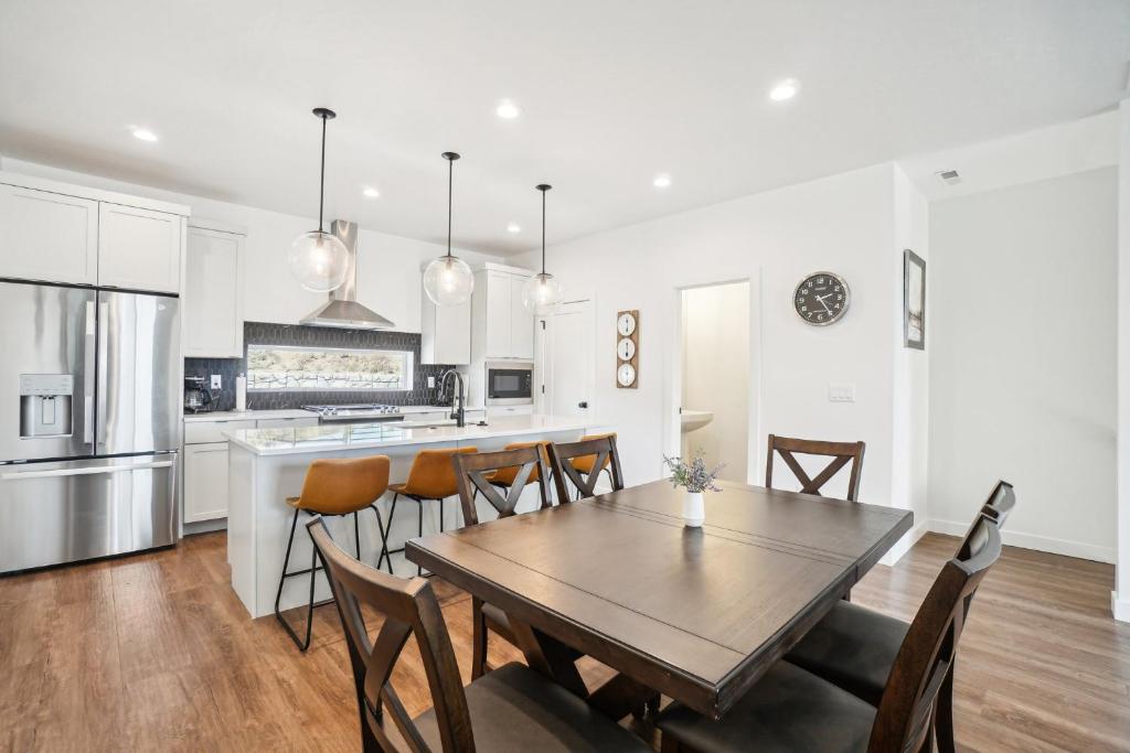 The Charleston by Crafty Casitas, near Snowbasin, 2 Kings and a Queen, Mountain Green