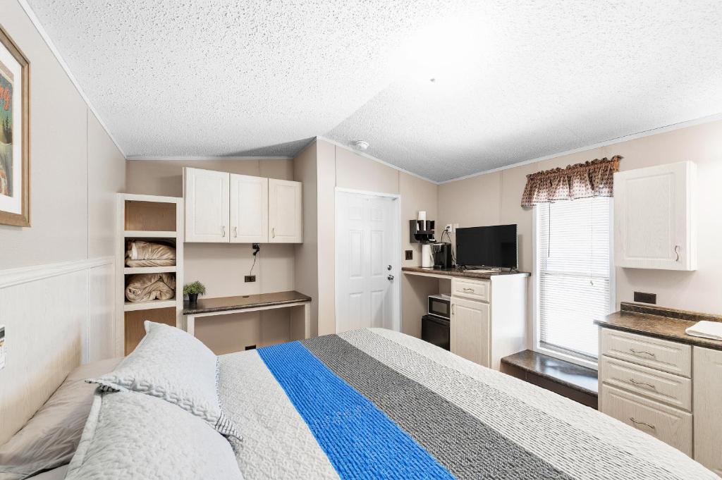 Daze Off Suite 6 - Pet Friendly Suite by The Lodges at Fossil Creek, Shay