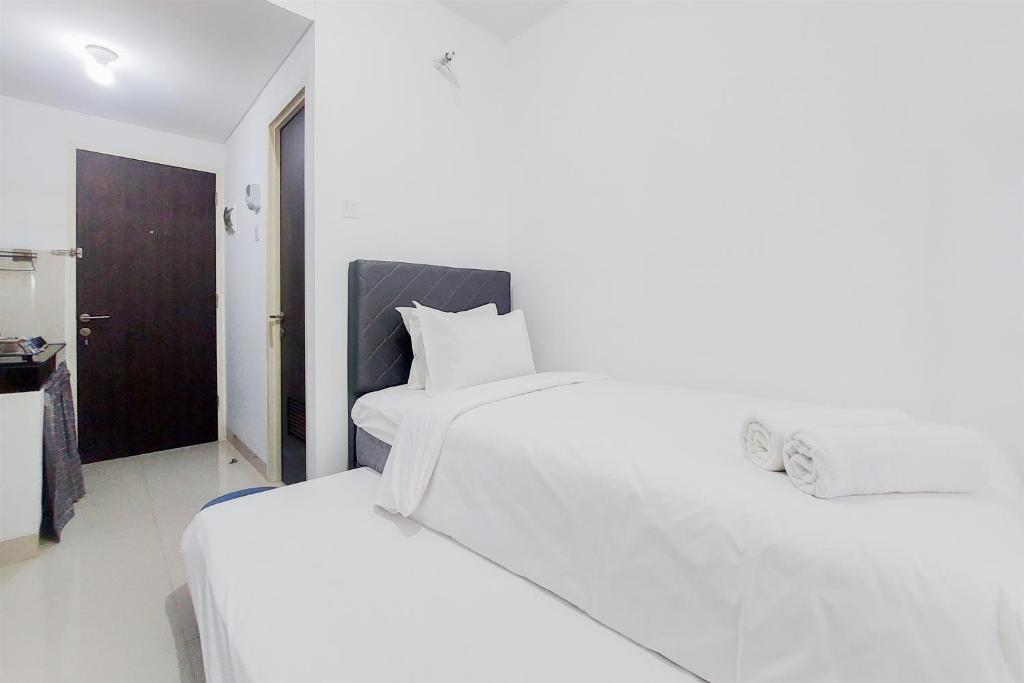 Restful and Comfortable Studio Serpong Garden Apartment By Travelio, Tangerang