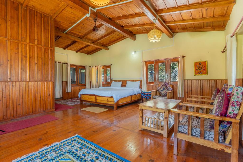 Blue Magpie- HImalayan Experience in Local Living, Mukteswar