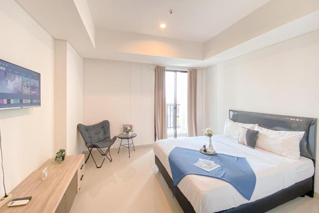 Spacious and Homey Studio at Cleon Park Apartment By Travelio, Jakarta