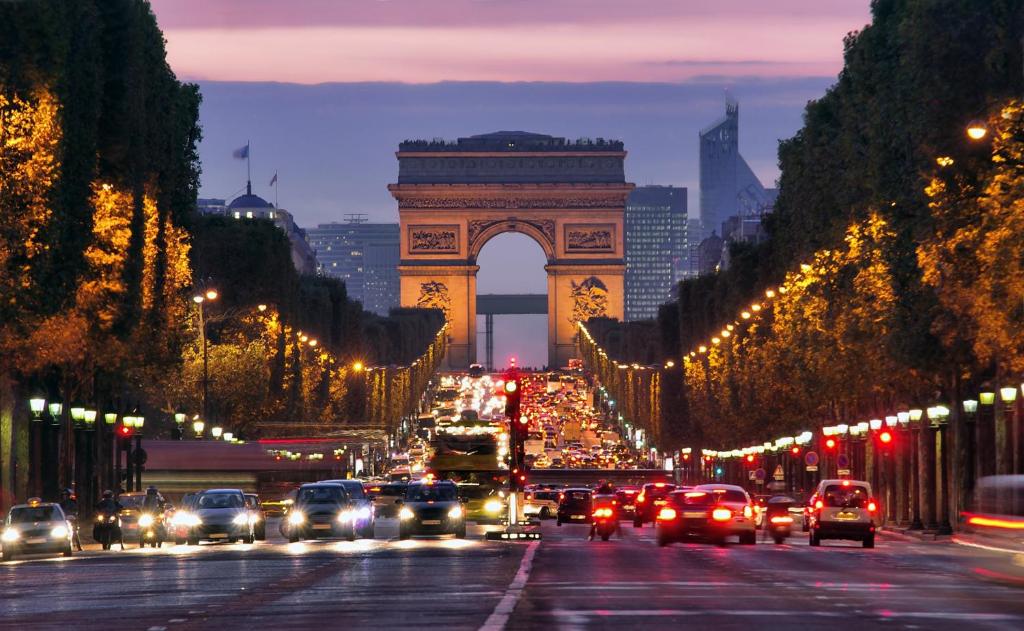 1min Walk From Champs Elysées - Avenue Montaigne - AC - Self-Checkin - Working Desk - 2