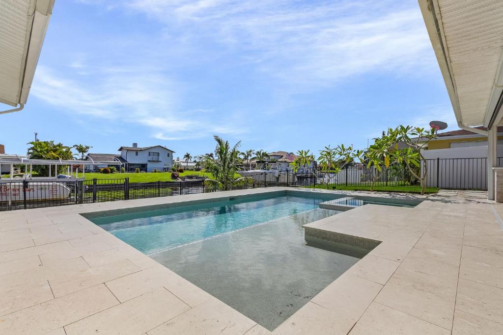 Direct Gulf Access, Luxurious Pool & Spa, Pet-friendly - Villa Sunlit Sanctuary - Roelens, Cape Coral