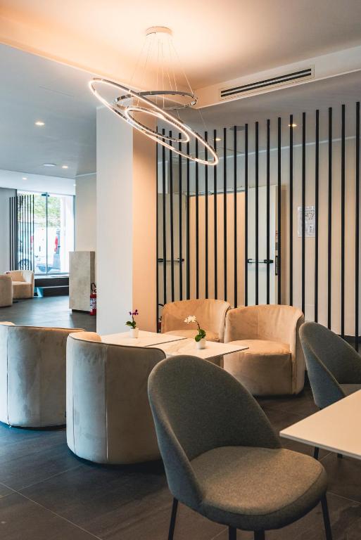J Maluni City Hotel - 5