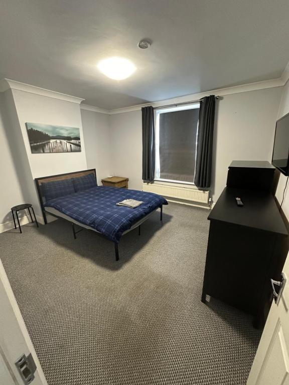 Large 5 bedroom property in the centre with lots of parking, Boston