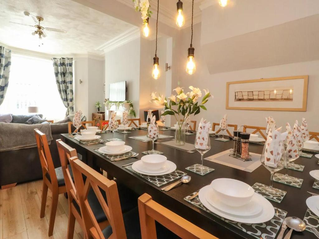 7-Bed Beachside Retreat - Free Parking & Pets!, Blackpool