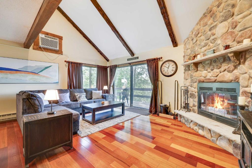 Cozy Camelback, Pocono Retreat with Mountain Views!, Tannersville