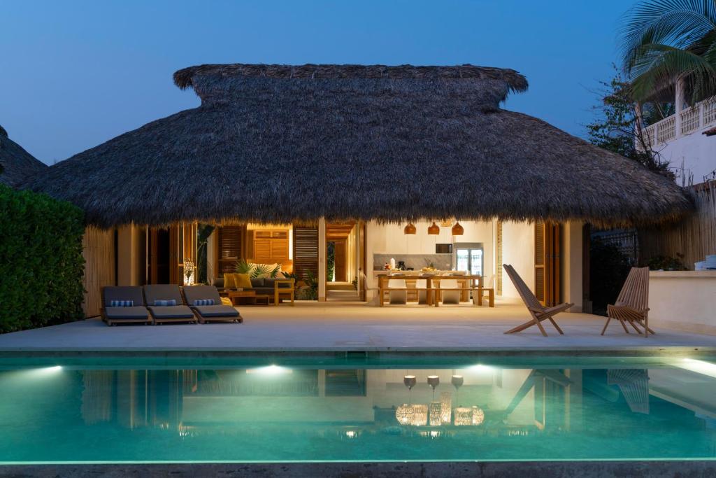 Casa Yaa - La Flia Beachfront Luxury - 2