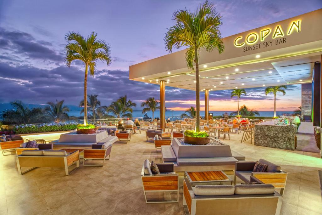 Bar/lounge, Paradise Village in Nuevo Vallarta