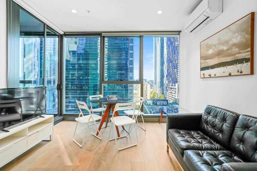 Modern & Stunning In CBD-Close To Everything 2B1B, Melbourne