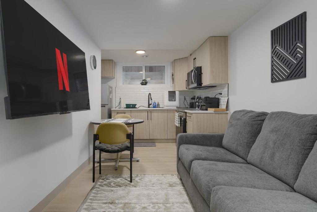 Modern Suite by Royal Alexandra Hospital l Free Parking WiFi Netflix, Edmonton