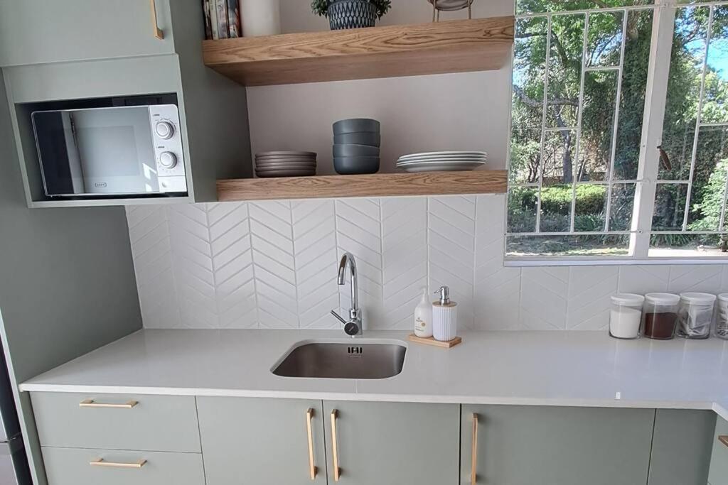 Tranquil Guest Suite with solar power and back up water, Randburg