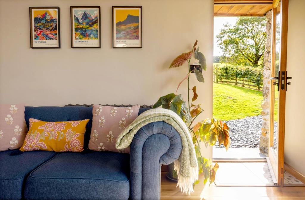 Romantic Snowdonia Cottage, Bryn-Crug - pet-friendly stay
