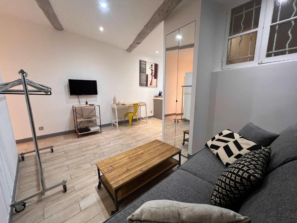 B032 Grand studio au marche Forville - 2