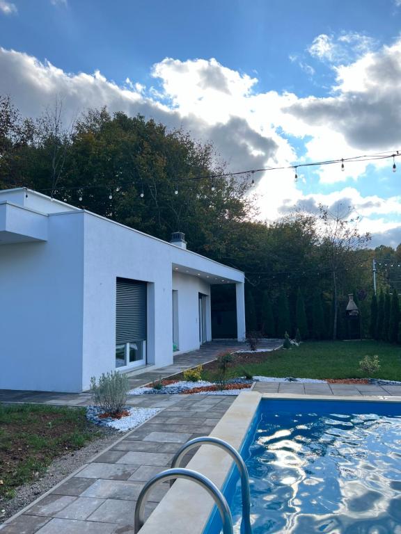 Pine Serenity Villa, Novoberdo