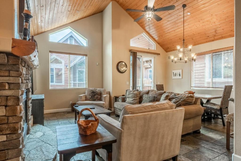 Mammoth Gateway Village #3 - 3 Bed + Loft, Sleeps 10, Private Hot Tub, Mammoth Lakes