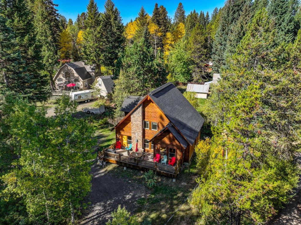 New! Tranquil Aspens - near lake, town, parks - expansive deck - pet friendly, McCall