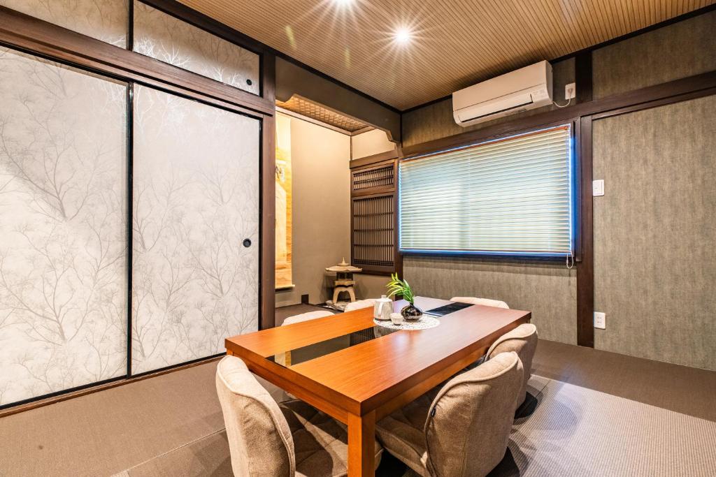 J S暁宅-弦月 gengetsu, Ósaka