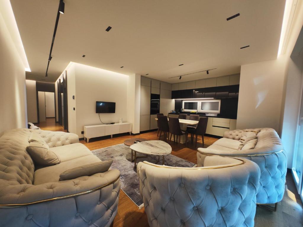 Skyline Exclusive, Peje