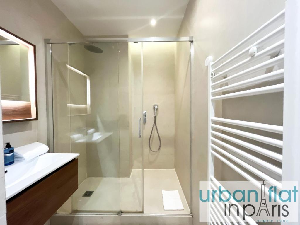 Urban Flat 119 - Spacious 5 Bedroom Flat in Paris - 5