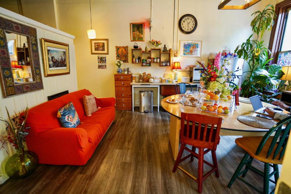 Shared lounge/TV area, Interfaith Retreats in New York (NY)