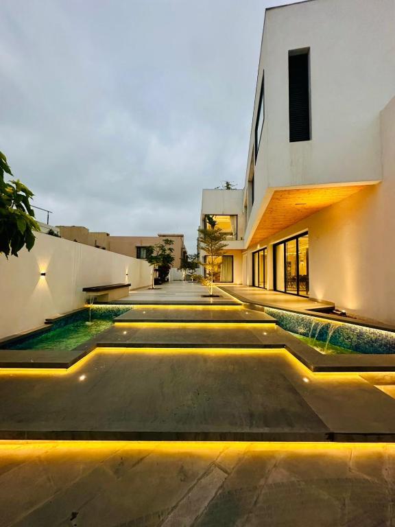 Santorini Blue Escape, Karáčí