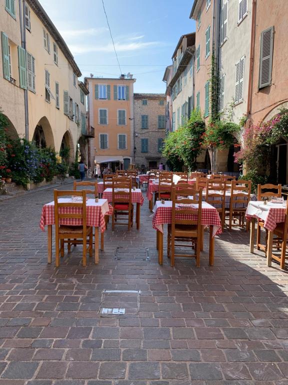 Biot - Place des Arcades - 3