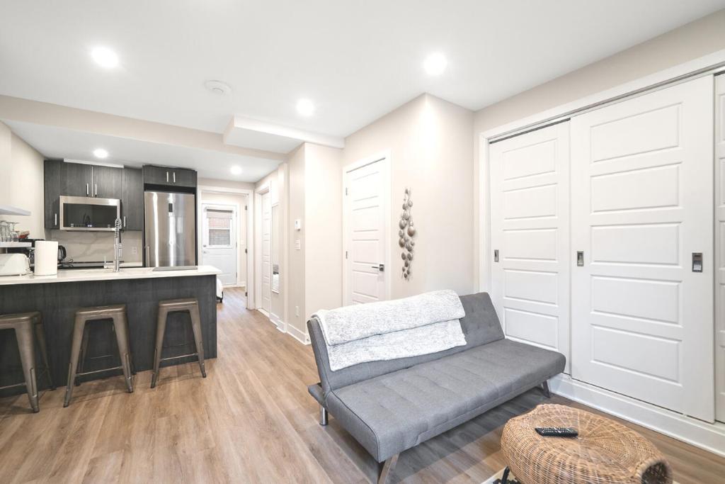 Elegant 1BDR in Heart Of Plateau B, Montreal