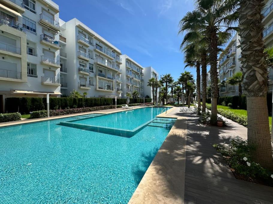 Sublime appart piscines & espaces jeux, proche mer, Bouznika