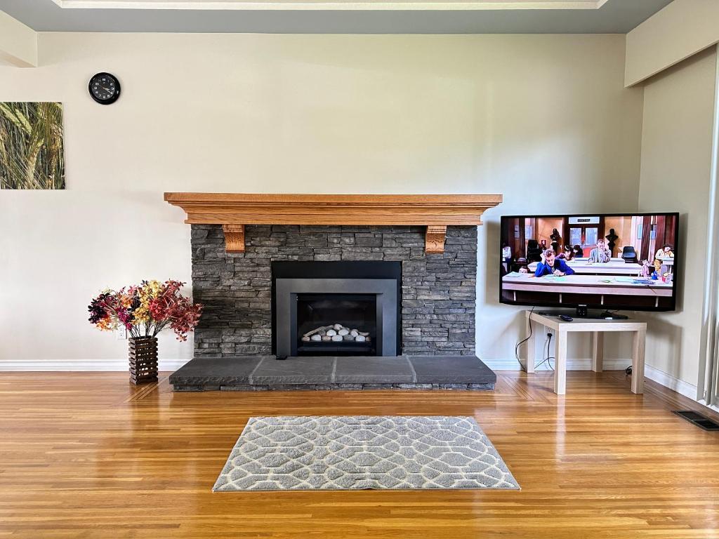 Monthly stay upper floor suite with Garden view near SFU & Skytrain, Coquitlam