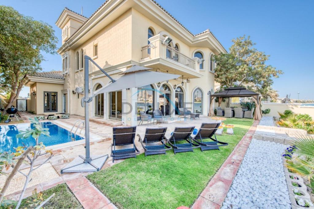 Prestigious 5BR Villa with Assistant Room and Private Pool in Frond O Palm Jumeirah by Deluxe Holiday Homes, Dubaï