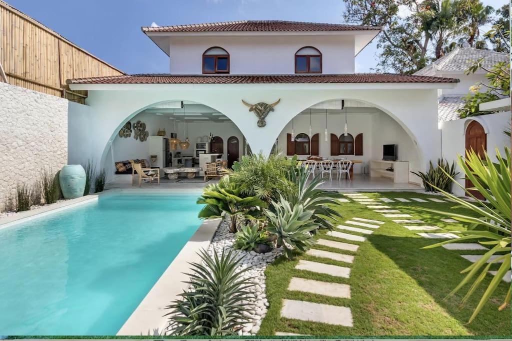 3 bedr Mediterranean vibes private pool 5min beach, Seminyak