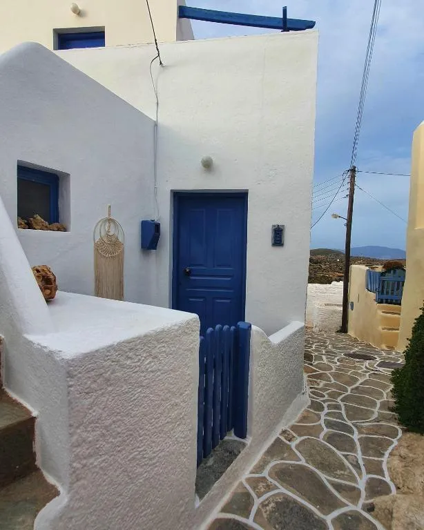 Village House, hotel in Síkinos