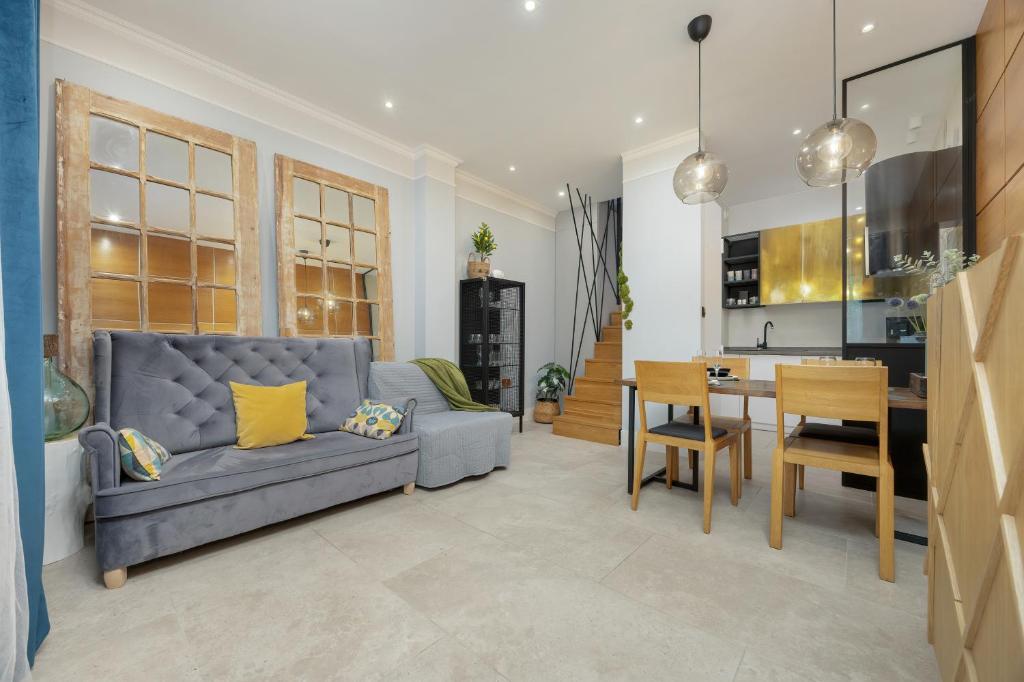 Rustic Magic Two-Storey Apartment with Garden by Noclegi Renters, Varsovie