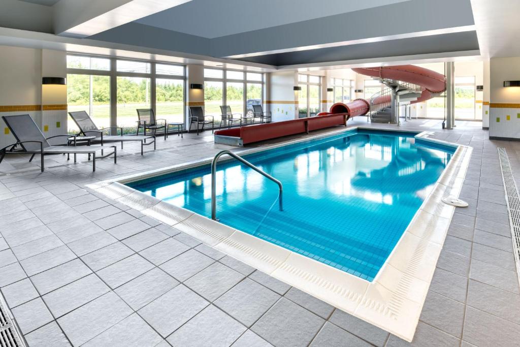 Swimming pool, Fairfield by Marriott Inn & Suites Moncton in Moncton (NB)