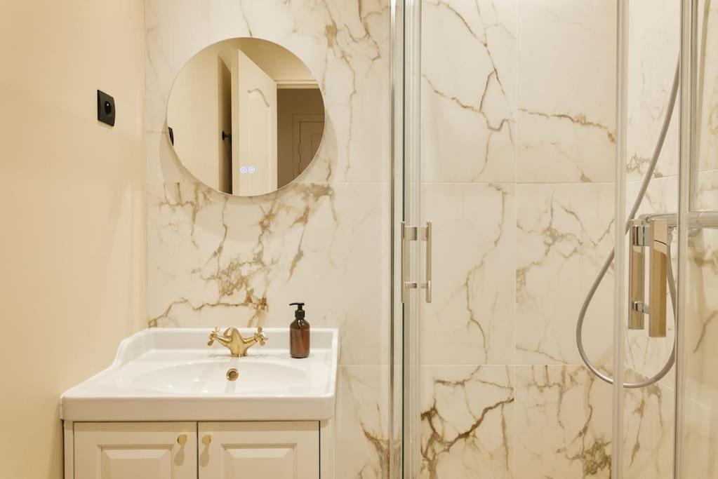 Versailles Suite - Duke Housing - 2