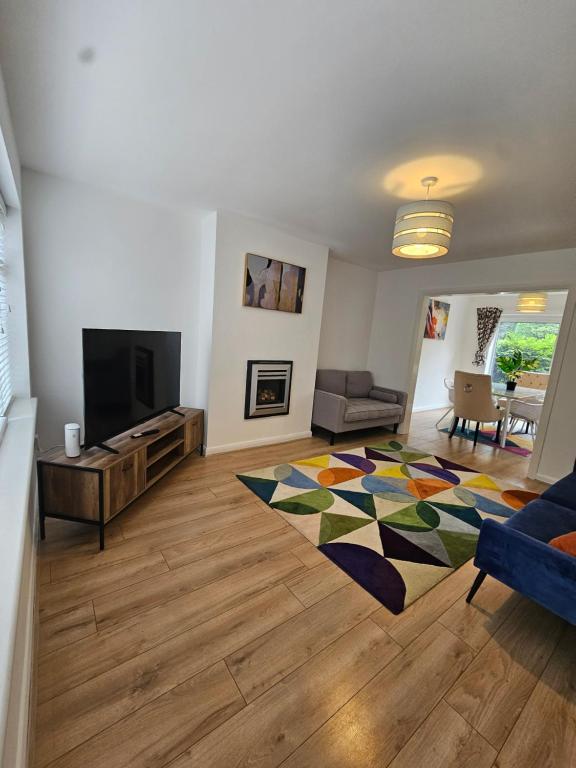 4 Bed in the heart of Hartford, Hartford