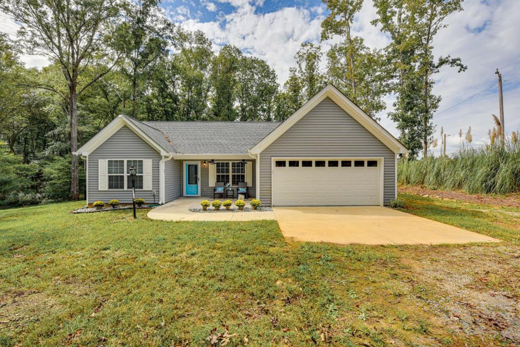 Pet-Friendly Home in Monroe Deck, Grill and Yard!, Waxhaw